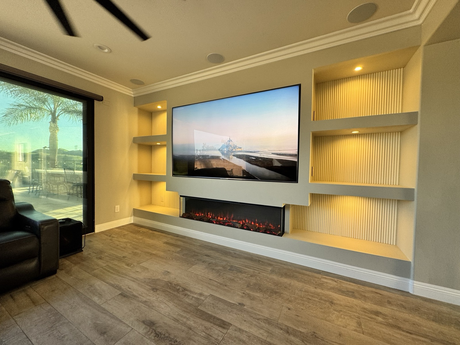 Fluted niches & fireplace — detail 2